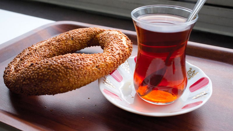 Çay-simit keyfi yapmak isteyenler o ilçeye koşuyor! Çay 1 TL oldu! Vatandaşlar o ilçeye akın etti