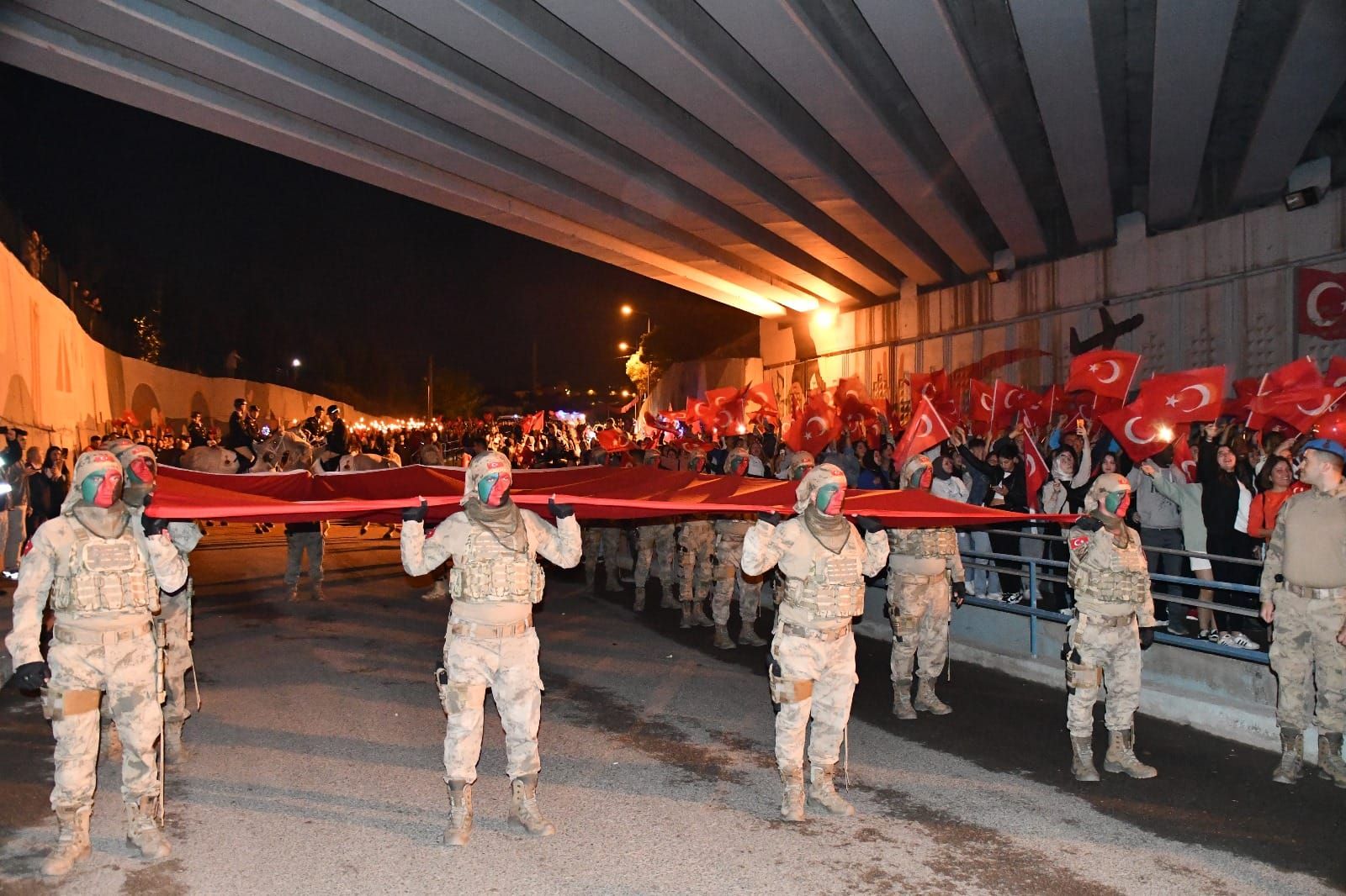 FENER ALAYI ARDINDAN KARDEMİR ORKESTRASI İLE MUHTEŞEM KONSER