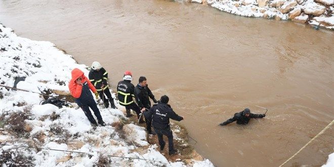 Harran'da sulama kanalına otomobil düştü: Kayıplar aranıyor