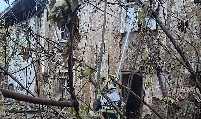  Karabük'te Metruk Bina Yangını Korkuttu: Harabe Yapı Kontrollü Şekilde Yıkıldı