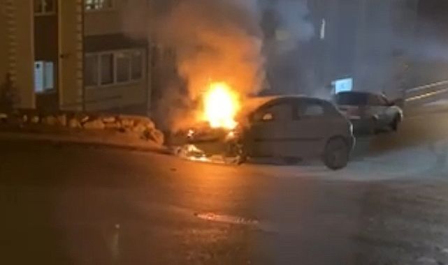 Karabük’te Otomobil Yangını: İstinat Duvarına Çarptı, Alevler Yükseldi