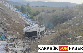 Kapullu Yolunda Kamyonet Şarampole Devrildi: 2 Yaralı