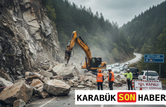 Kavşak Mevkiinde Kaya Düşmesi: İki Köyün Yolu Kapandı
