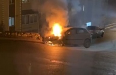 Karabük’te Otomobil Yangını: İstinat Duvarına Çarptı, Alevler Yükseldi