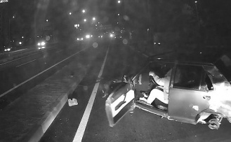 Karabük'te Köpek Kazası: Otomobil Refüjü Aşıp Minibüs ve Motosiklete Çarptı!