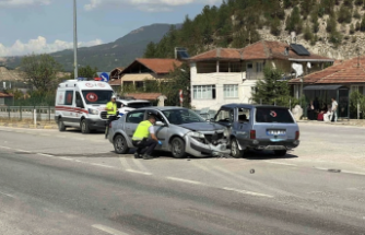 "Karabük’te meydana gelen trafik kazasında, 2’si çocuk olmak üzere toplam 6 kişi yaralandı.