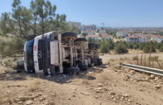 Kontrolden Çıkan Beton Mikseri Yan Yattı