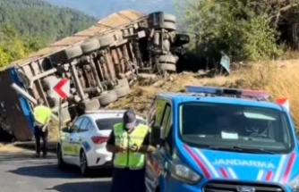 Safranbolu’da Hurda Yüklü Tır Devrildi: Sürücü Yaralı