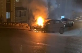 Karabük’te Otomobil Yangını: İstinat Duvarına Çarptı, Alevler Yükseldi