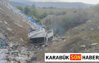 Kapullu Yolunda Kamyonet Şarampole Devrildi: 2 Yaralı