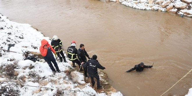 Harran'da sulama kanalına otomobil düştü: Kayıplar aranıyor