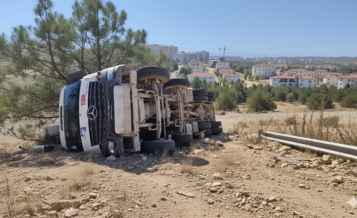 Kontrolden Çıkan Beton Mikseri Yan Yattı