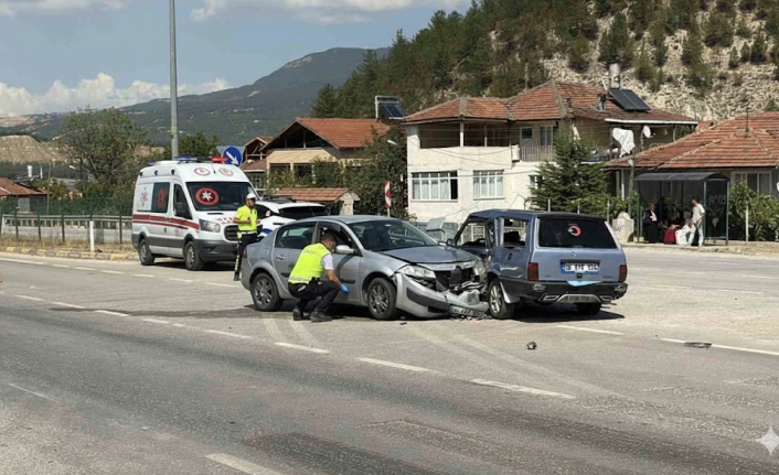 "Karabük’te meydana gelen trafik kazasında, 2’si çocuk olmak üzere toplam 6 kişi yaralandı.
