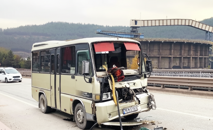 Minibüs Tıra Çarptı: Yolcular Hafif Yaralı